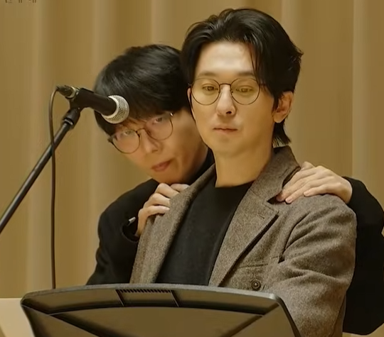 sahyunmyu's tweet photo. 나 필범 좋아하네 붙으니까 왠지 좋네??? https://t.co/UJxkqRshZB