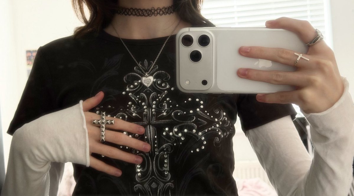 lucyjadeeeee's tweet image. #cross