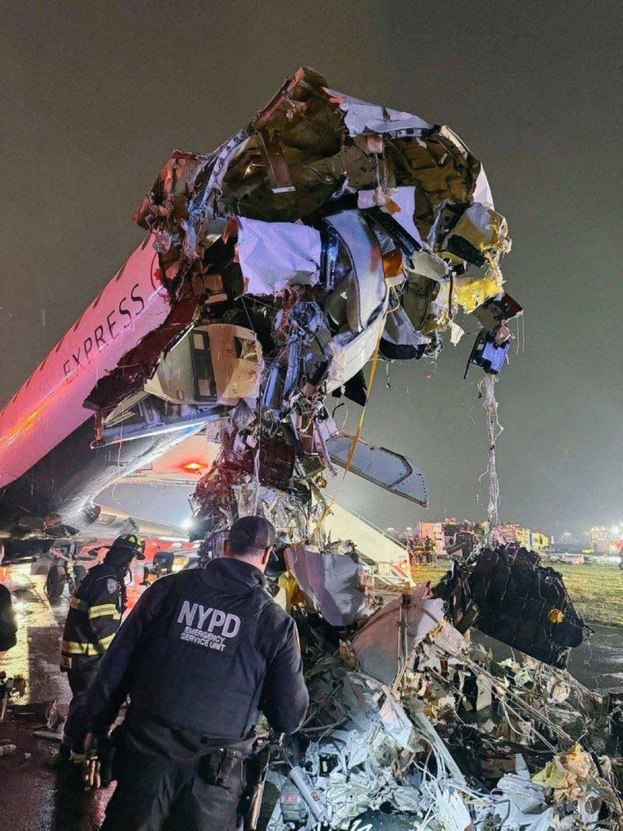 Moluskein's tweet photo. Un avión de Air Canada chocó contra un camión de bomberos está madrugada en la pista del aeropuerto La Guardia de New York. El piloto y el co-piloto murieron y mas de 40 personas fueron transportadas a hospitales. 

Los 5 bomberos dentro del camión se encuentran en condiciones críticas. Según el audio de la torre de control, se le había autorizado al camión a entrar a la pista, aunque luego se le ordenó varias veces que se detuviera. 

(🎥 @elmundoes 📷 @JohnCremeansX)