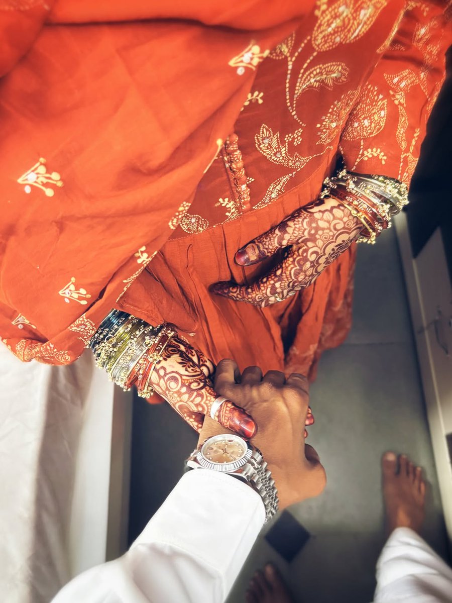 تیرے بنا ہر خوشی ادھوری لگتی ہے
بس تو ساتھ ہو تو زندگی روشن ہو جائے

Tere saath chalun main zindagi ke raaston mein,
Har pal bas teri khushboo saath ho jaaye.

Dhadkan meri sirf tere liye dhadkti hai,
Har khushi aur har gham mein tu hi meri manzil ho jaaye.” ❤️

         🧡®️🫶🏻