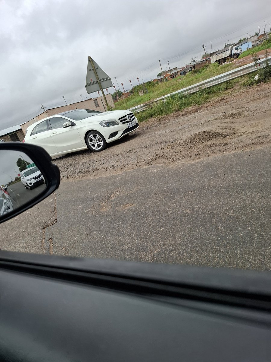 mrc604's tweet photo. @city_mogale @GPDRT_ @EWNTraffic @GautengProvince @GautengANC @mogalecityDA randfontein road b4 leratong hosp road hazard is this @GPDRT crew on site #new toll https://t.co/8HOpFvWFHD