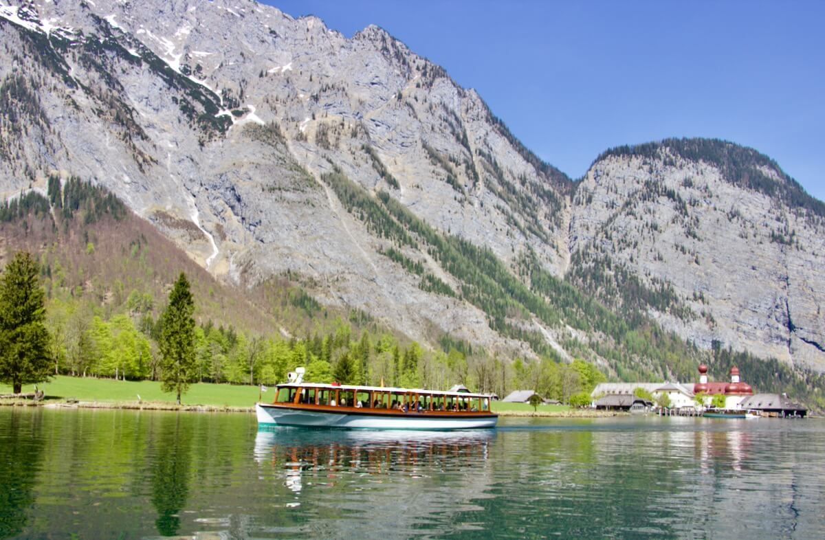 HHLifestyleTrav's tweet image. Take a boat tour across Königssee and an easy hike to Obersee for lake views that will amaze you. 

hannahhendersontravel.com/taking-a-boat-… 

#Konigssee #Obersee #Bavaria #Germany