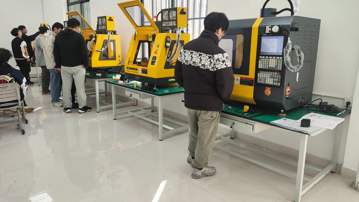 yornew_cnc's tweet photo. Xianggang Advanced Technical College just added our XK200 desktop CNC mills and MX220 5-axis desktop CNC mills to their hands-on training lab—and we couldn’t be more excited to see these machines in action with their students. https://t.co/NzUmeQatng
