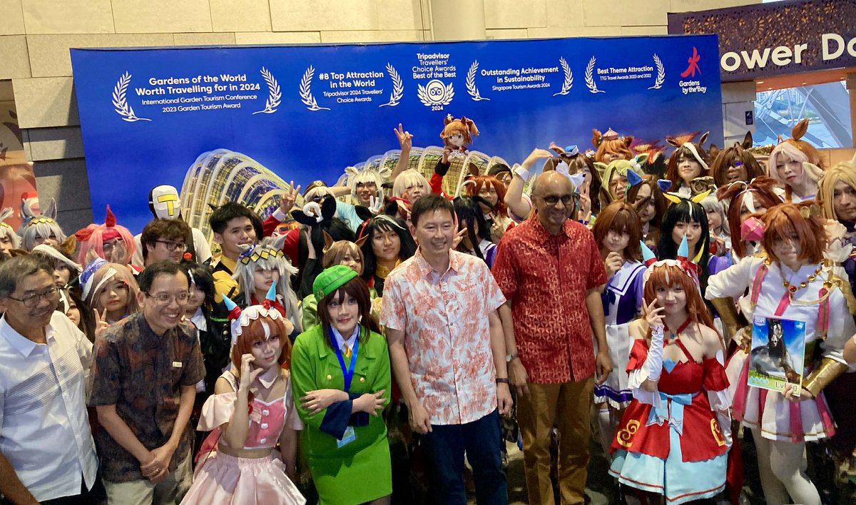 Restless_Ismadi's tweet photo. @umamusume_eng Umas and Trainers get group photo with the President of Singapore.

#umamusumepretttyderby #Umamusume️️️ #cygames #Singapore #ウマ娘プリティーダービー https://t.co/BiCTmJBscu
