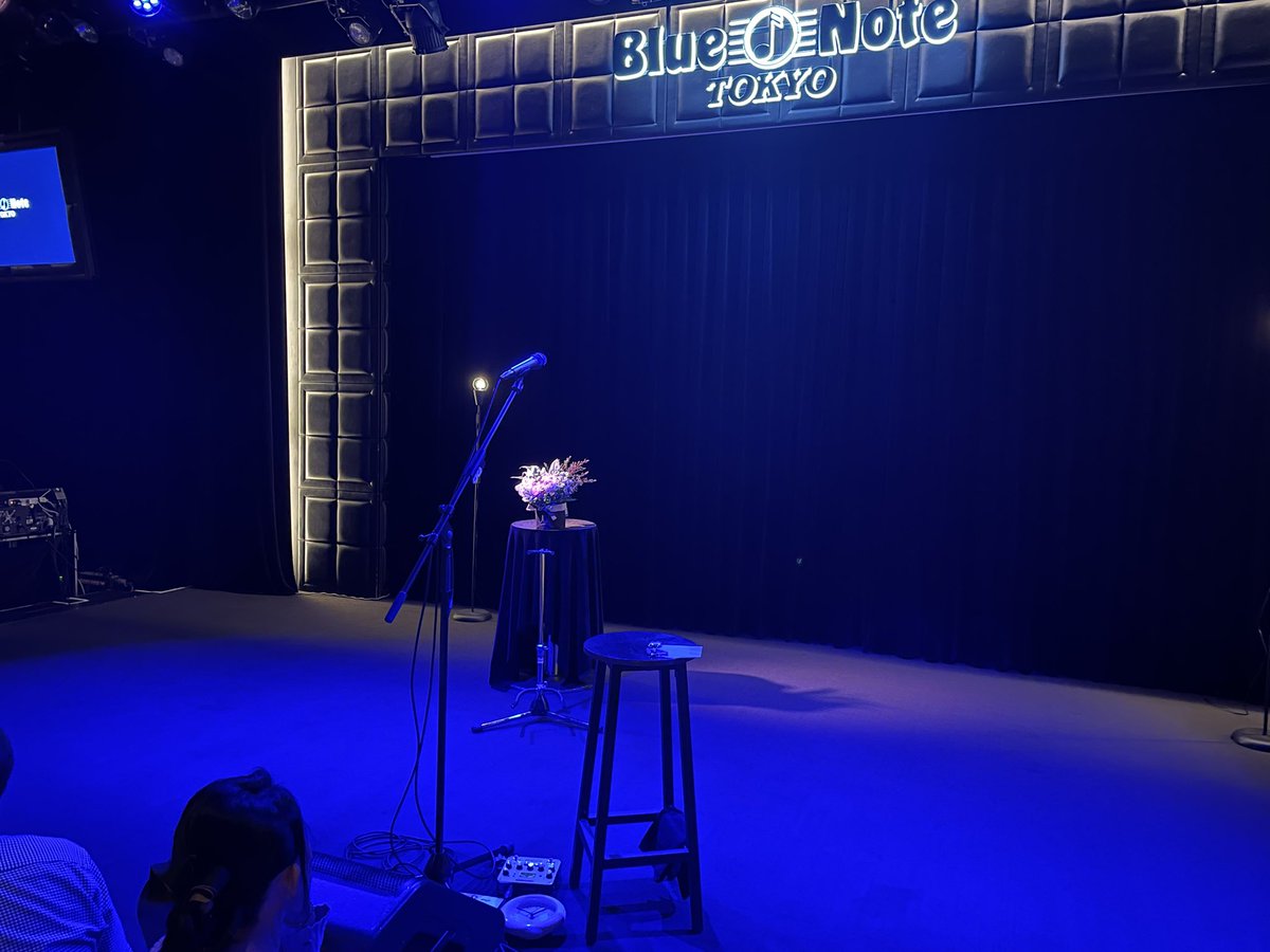 Lisa Loeb@bluenotetokyo
英語が聞き取りやすくて通訳いらず。
最後3曲はリクエストだったり、かなりソロパフォーマンスに慣れてる感じ。ギターのコードもかなり色々知っていて、オープンコードの使い方が上手。
あと見た目が異様に若い。デビュー30年と言うことは。。。