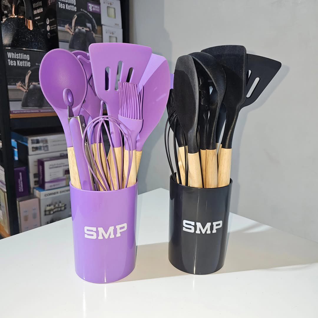 Rae_essentials's tweet image. Our SMP silicone spoon sets are giving everything they need to give.

Durable, chic, and perfect for your non-stick pots. Don't let your kitchen be left behind! 

Price: ₦18,000

Send a DM to order
Nationwide delivery 🚚 

#homeessentials #kitchenaesthetic