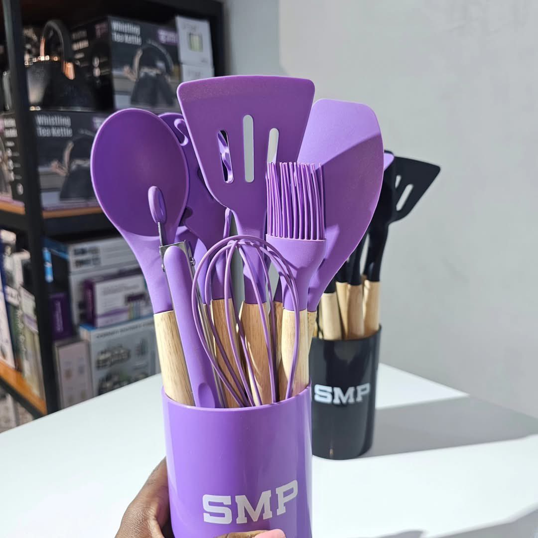Rae_essentials's tweet image. Our SMP silicone spoon sets are giving everything they need to give.

Durable, chic, and perfect for your non-stick pots. Don't let your kitchen be left behind! 

Price: ₦18,000

Send a DM to order
Nationwide delivery 🚚 

#homeessentials #kitchenaesthetic