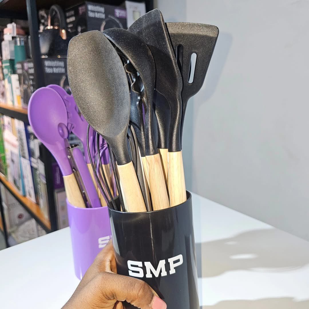 Rae_essentials's tweet image. Our SMP silicone spoon sets are giving everything they need to give.

Durable, chic, and perfect for your non-stick pots. Don't let your kitchen be left behind! 

Price: ₦18,000

Send a DM to order
Nationwide delivery 🚚 

#homeessentials #kitchenaesthetic