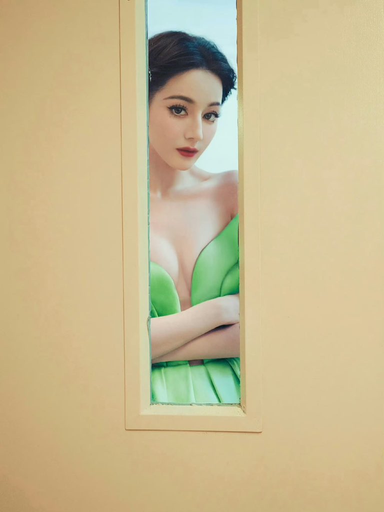 迪丽热巴的凝视 https://t.co/O1kReSwK0S