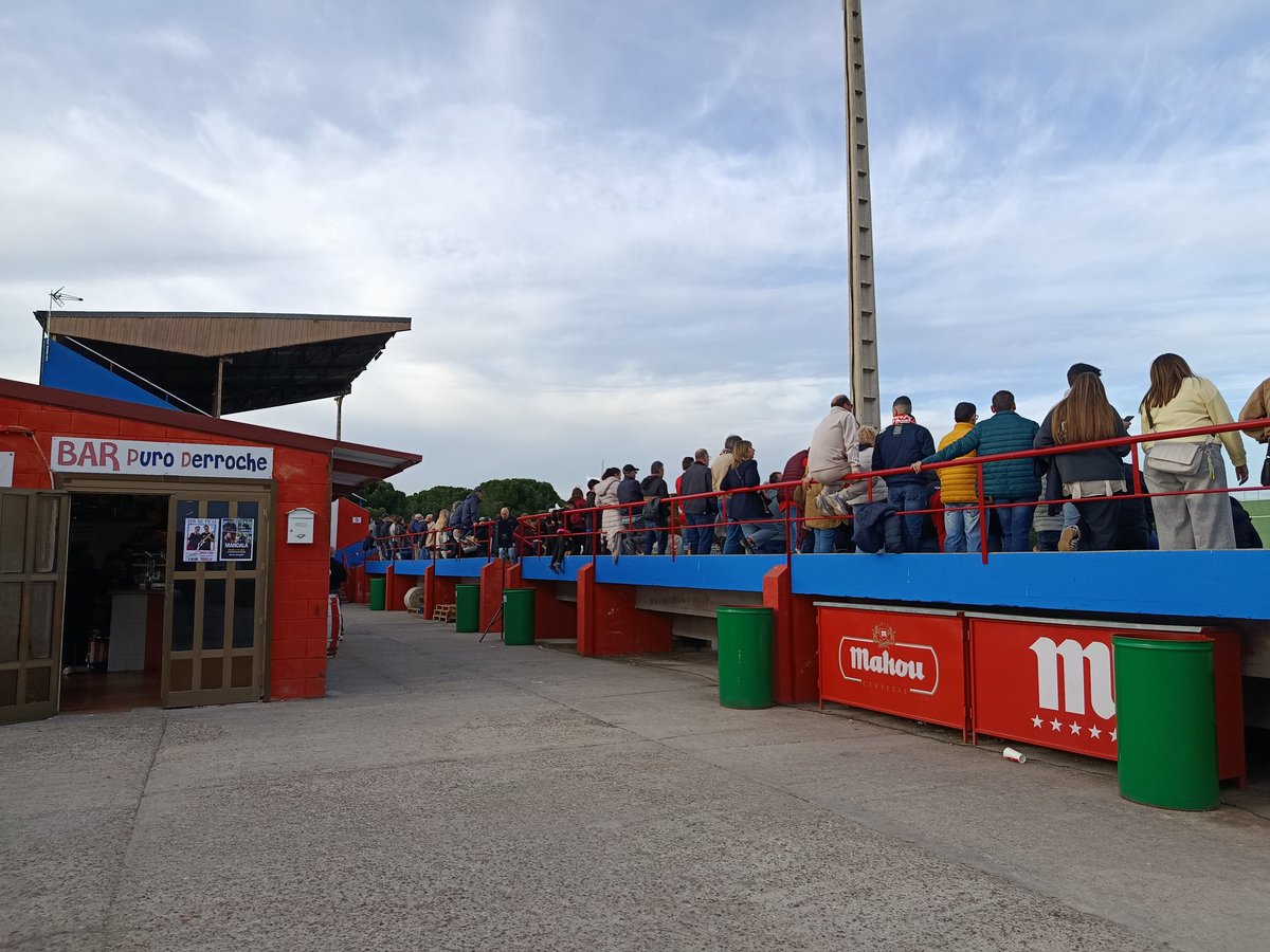 LesterEDrake's tweet photo. Wonderful ground; great bar, viewing on 4 sides, lots of seating inc a quirky stand, giant raffle, perfect weather, good crowd, goals and maybe the title for the home team soon. Everything to like😍
⚽ @AtcoTordesillas v @AtcoBembibre 
🏆 3RFEF G8
🏟️Las Salinas
💶10€
📆21.03.26 https://t.co/UyhF4FV7US