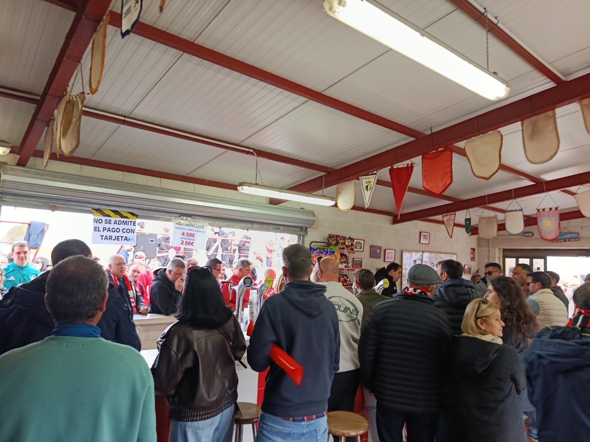 LesterEDrake's tweet photo. Wonderful ground; great bar, viewing on 4 sides, lots of seating inc a quirky stand, giant raffle, perfect weather, good crowd, goals and maybe the title for the home team soon. Everything to like😍
⚽ @AtcoTordesillas v @AtcoBembibre 
🏆 3RFEF G8
🏟️Las Salinas
💶10€
📆21.03.26 https://t.co/UyhF4FV7US