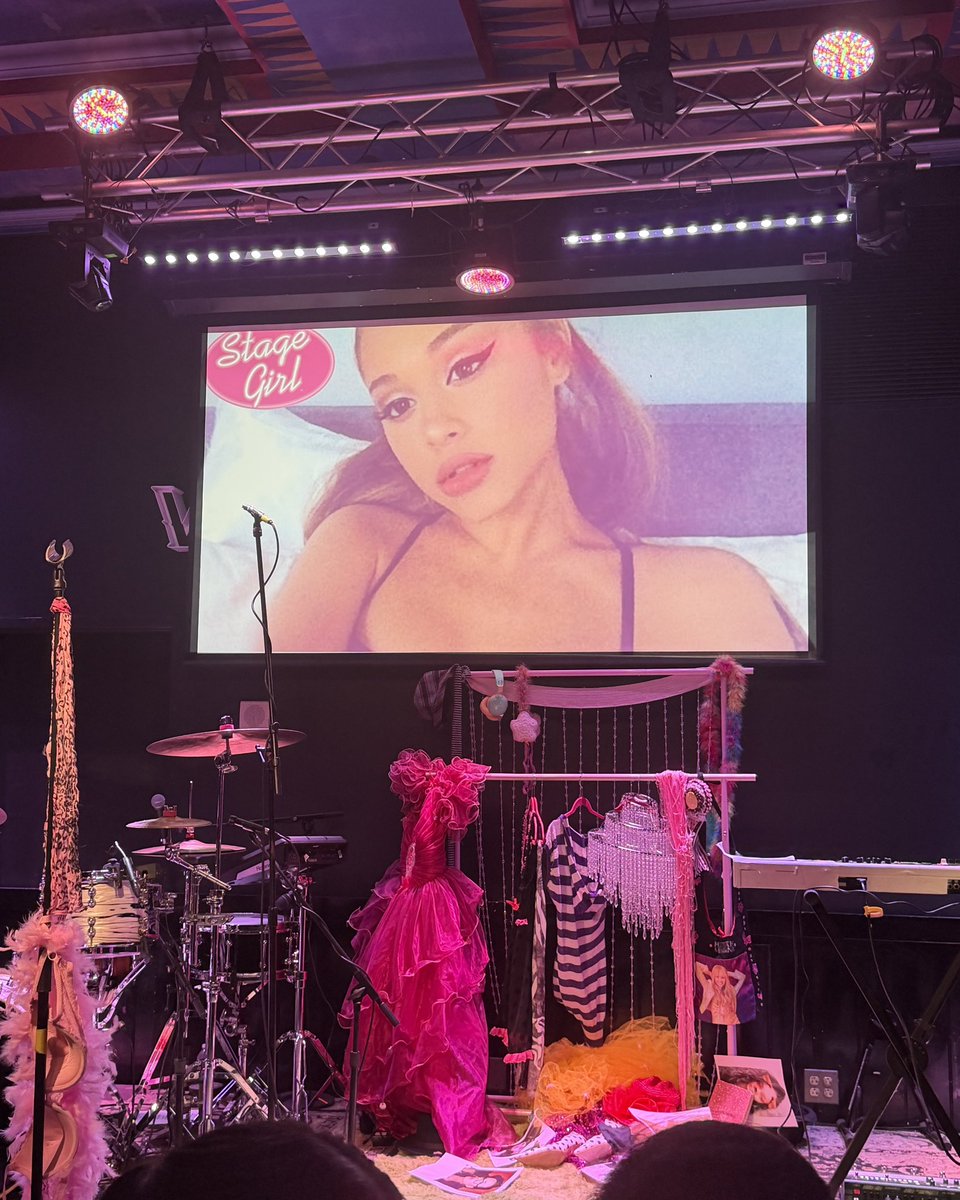 Eli displayed Ariana Grande on the screen at tonight’s show in San Diego. #Eli4Ari 🫧💕✨