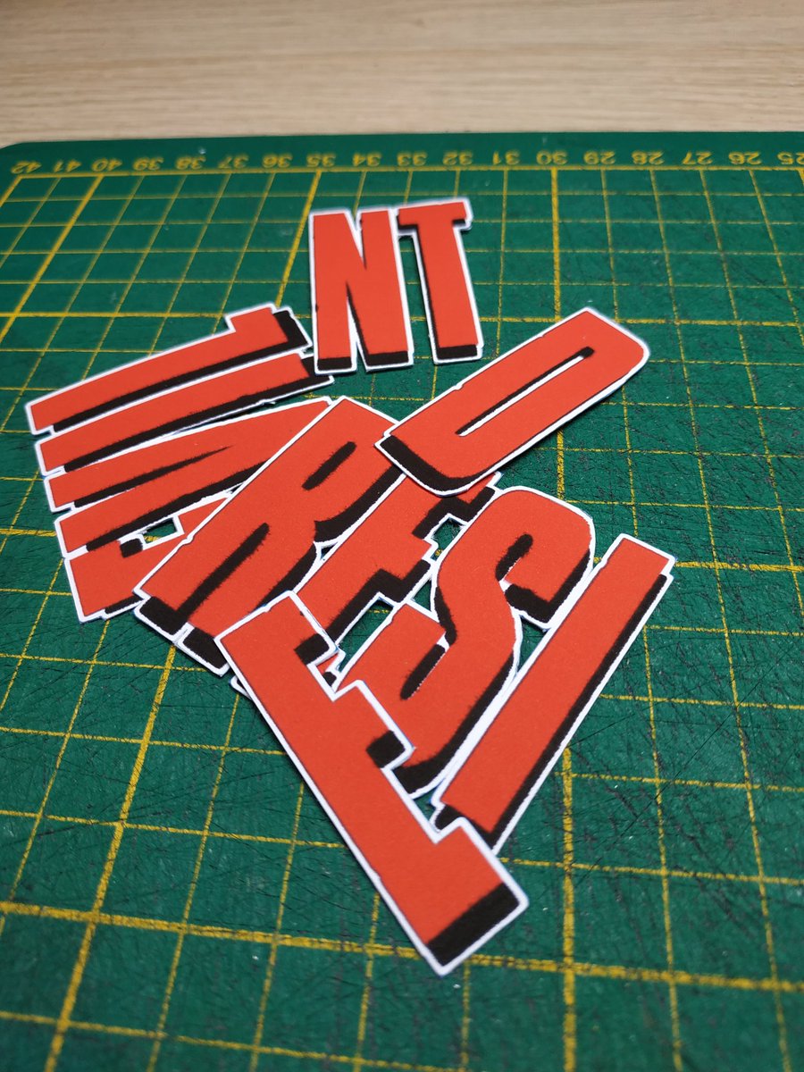 Gaijin_Mo's tweet image. Je suis passé de la Megadrive / SNES à ça… 😅

Et quand mon voisin m’a dit qu’il avait un jeu de zombies à me montrer, je m’attendais carrément à un truc du genre "Zombies Ate My Neighbors" 🧟‍♂️
🎮Quelle ne fut pas ma surprise ! 😱🔥
#residentevil #ps1 #Dioramax