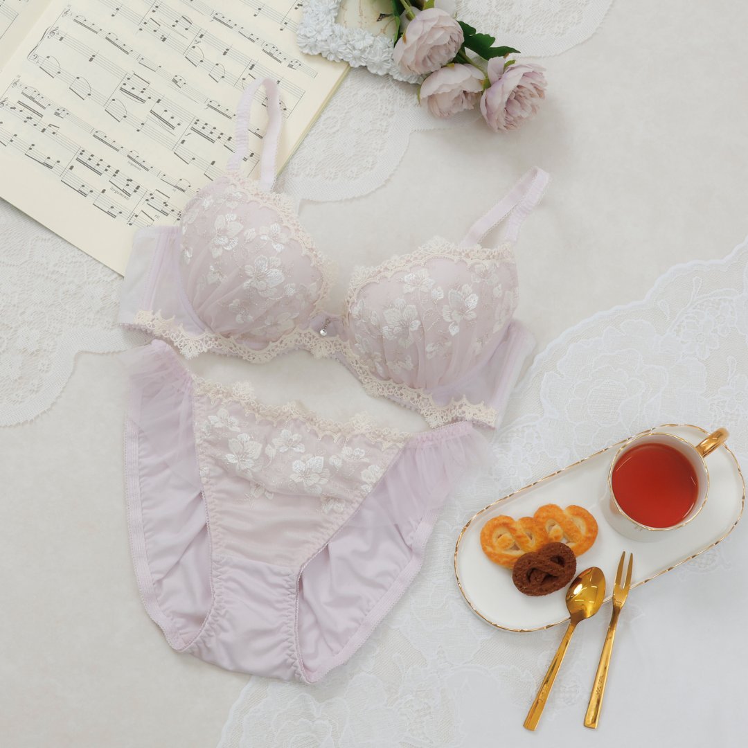 💜 𝒑𝒖𝒓𝒑𝒍𝒆 𝒄𝒐𝒍𝒍𝒆𝒄𝒕𝒊𝒐𝒏 💜

透明感のあるラベンダーから
ポップでかわいいパープルも...🪻💜₊˚◌

気分をふわっと明るくしてくれる
パープル系ランジェリーをpick 💜⟡.·

今すぐチェック🪞◦°⁺
x.gd/GP9rc