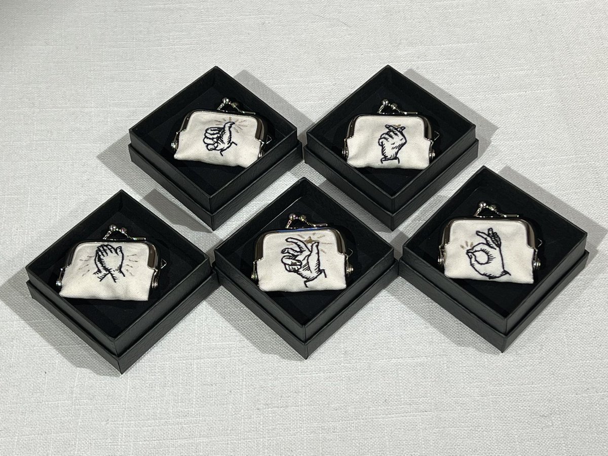 zakka_tsugumi's tweet photo. シュワッチ
西荻のウルトラマンです。
手話とも思われる手による様々な
ポーズです♪

無計画工房さんから手刺繍による
小さながま口（小銭）と可愛いチャーム
です。
サンキューやok.ハートやグワシッです。
バックから取��出すだけで可愛いですよね。

#手話 #がま口 #キーホルダー#チャーム #手刺繍 https://t.co/D05bRc7rnU