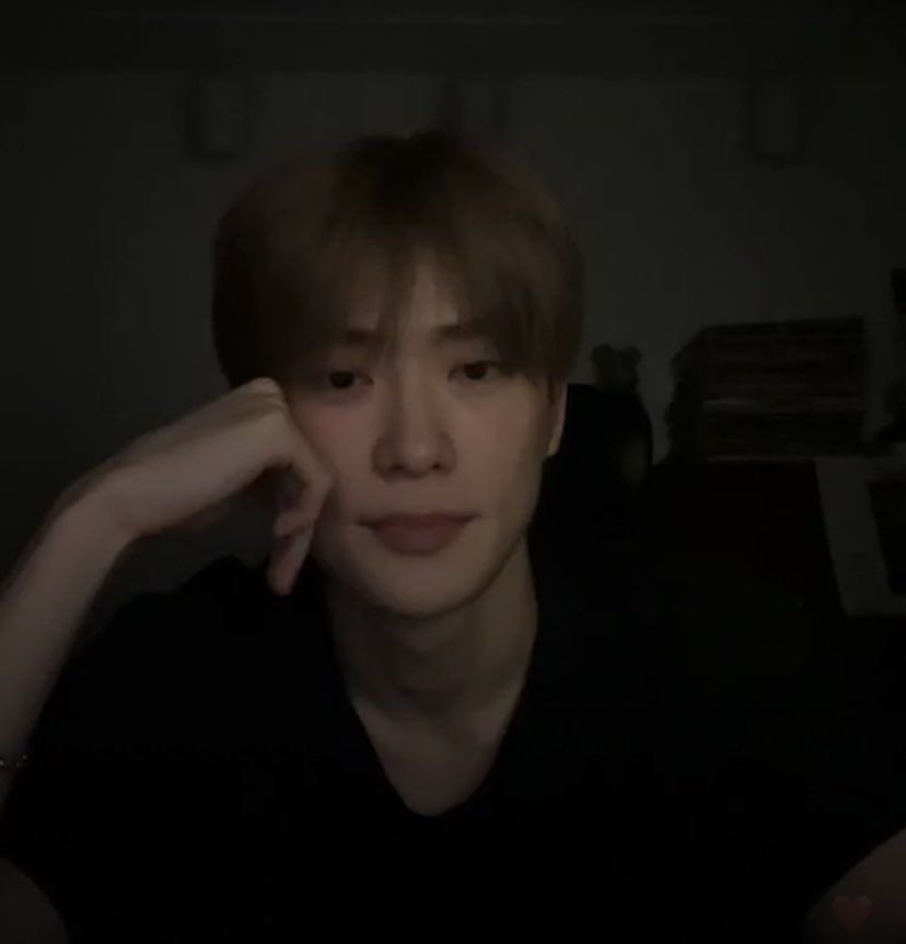 lovelyylucian's tweet photo. ⠀                        
                    💜 — sns update

“I shouldn’t be up, but here we are! However, I’m going to try and close my eyes now though.. goodnight~”

⠀ https://t.co/udYpQIJv3O