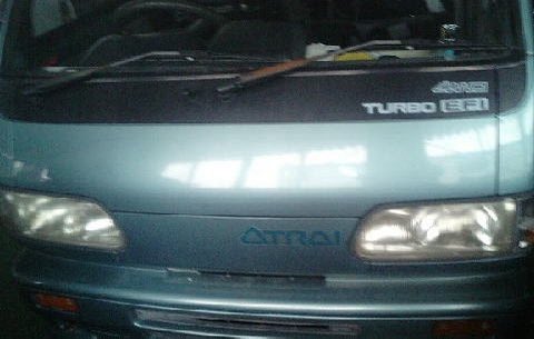 teammho's tweet photo. 古い軽自動車を持ってきたおじいさん。

「もうダメか？」

修理代は正直高い。

でもその車、
奥さんを病院に連れて行った最後の車らしい。

整備士は車を直してるんじゃない。
思い出ごと預かってる仕事。 https://t.co/EaCEn3xKON