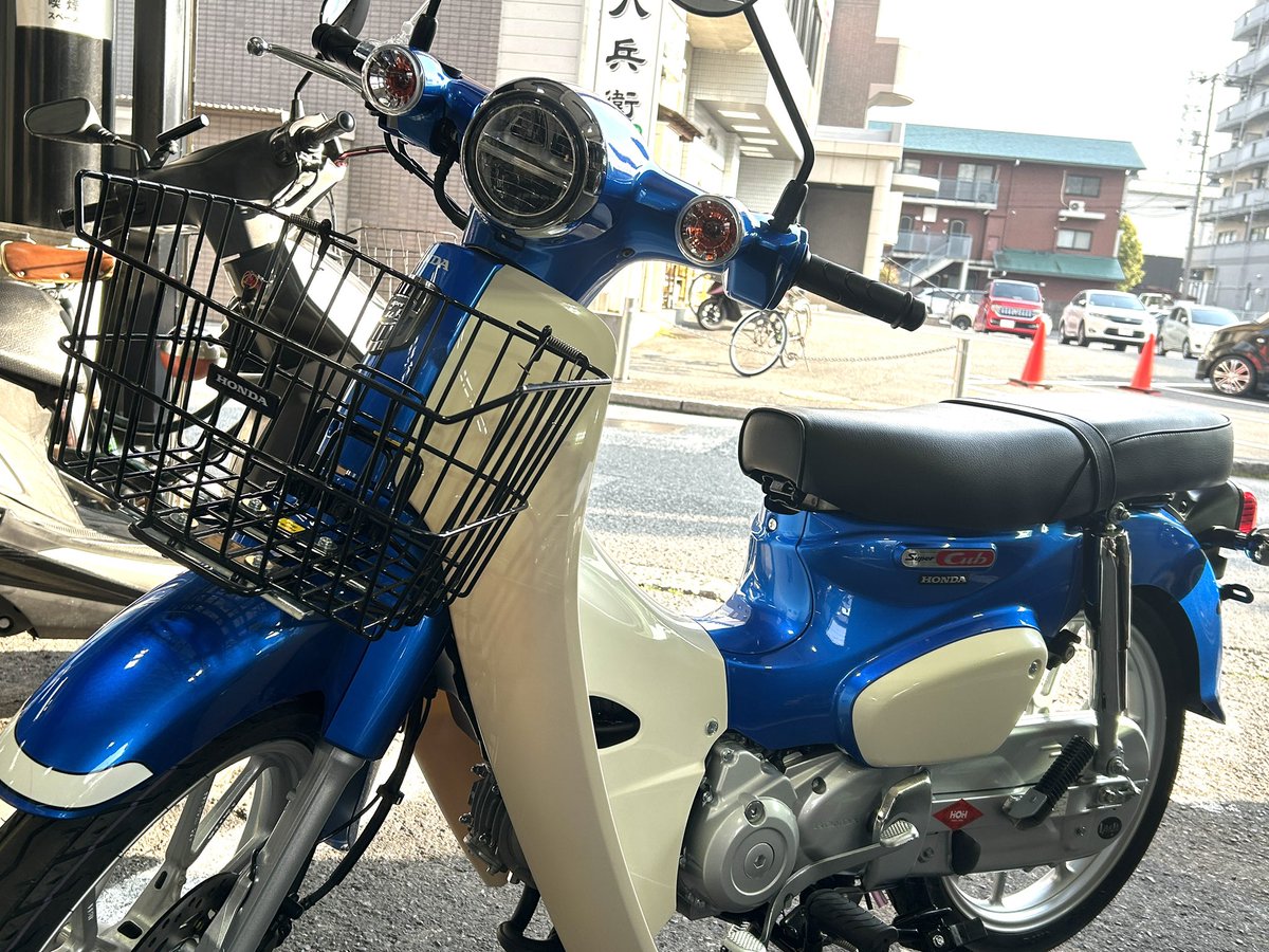 hohgiom's tweet photo. #ホンダ #スーパーカブ110 に純正前カゴを取付❗️荷物を押さえる為のバネ付きバーを標準装備してるので、荷物の飛び跳ねを防止してくれます✌️ #広島 #オートバイ #バイク #hoh5 https://t.co/WwsupKtqJF
