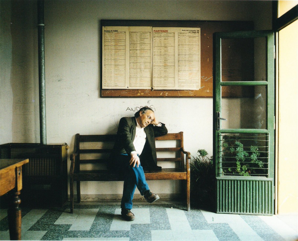 Forse era un lunedì 

Luigi Ghirri, autoritratto 

Stazione ferroviaria di Boretto,1989