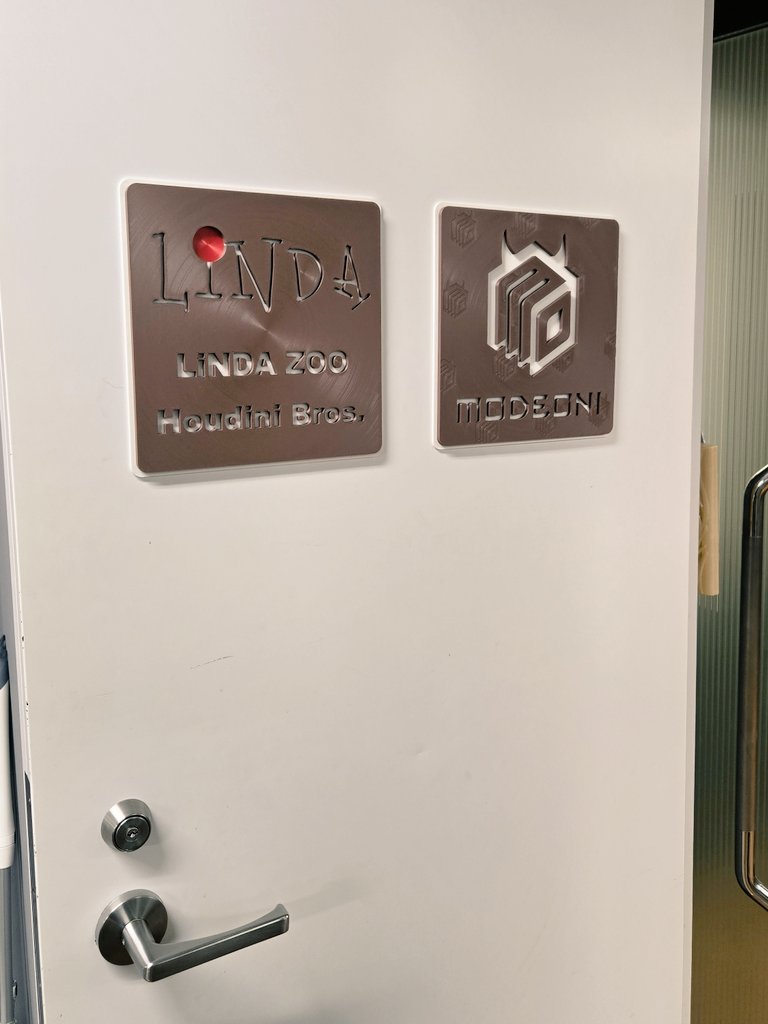 Mode_Oni's tweet photo. 本社の作業部屋にはロゴプレートが掲げられておりますが、こちらは #スタジオイブキ 協力による3Dプリンターで出力した一品☝️

凹凸の深さを変えて表現された全体の小さいロゴマークが、透かし模様のようで良い味出してます

#スタジオリンダ も赤いワンポイントが素敵ですね〜🤗

#モデリングの鬼 https://t.co/vphx0xISAG