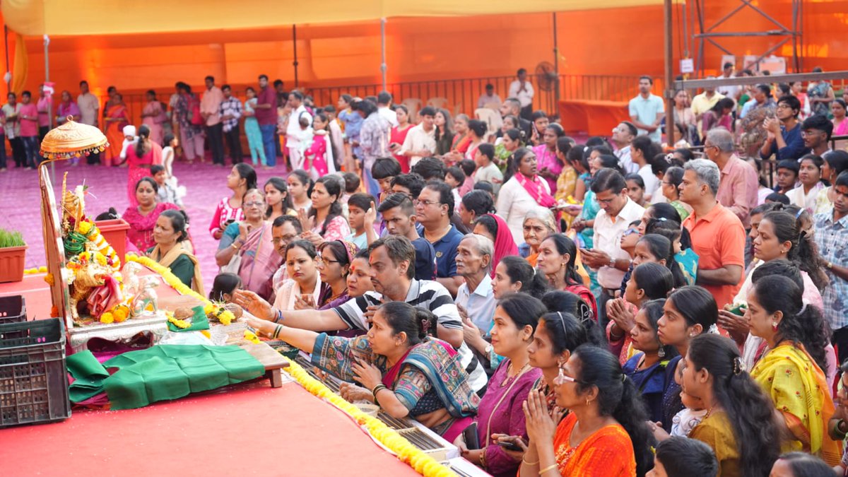 rajanvichare's tweet photo. आई माऊलीच्या या मंगलमय उत्सवात अनेक मान्यवरांनी आपल्या परिवारासह उपस्थित राहून देवीचे दर्शन घेतले आणि आशीर्वाद घेतले. चैत्र नवरात्रोत्सवानिमित्त विविध धार्मिक व सांस्कृतिक कार्यक्रमांचे आयोजन करण्यात आले होते. 
आई माऊलीचा उदो उदो..! 
#ChaitraNavratri2026 #NavratriUtsav #musicial https://t.co/rqVAqoH8Ft