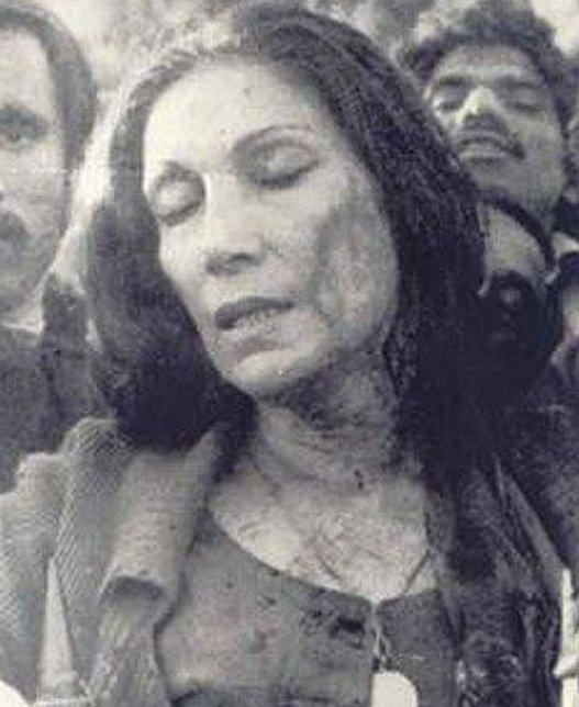 BhuttoMaryam's tweet photo. مادرِ جمہوریت بیگم نصرت بھٹو کو یومِ ولادت پر خراجِ عقیدت!
آمریت کے سامنے سیسہ پلائی ہوئی دیوار، جنہوں نے سر پر لاٹھیاں کھا کر بھی جمہوریت کا پرچم سرنگوں نہیں ہونے دیا۔ وہ جبر کے دور میں ہمت اور وفا کی روشن علامت رہیں۔ ان کی قربانیوں کو تاریخ کبھی فراموش نہیں کرے گی! 🙏 https://t.co/qxbGcoU2bN