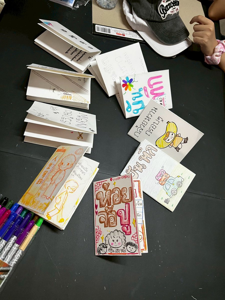 วันก่อนพาเด็กๆไปทำ zine ด้วยกัน 
จัดกิจกรรมเดินเมืองสั้นๆ คุยกับลุงๆป้าๆร้านเก่าแก่ แล้วให้เด็กๆถ่ายทอดประสบการณ์ลง zine ทำมือ 

อันนี้เป็นผลงานของน้องๆ ส่วนผลงานตัวเอง ทำแล้ว ยื่นเป็นตัวอย่างหลายๆโต๊ะ ลืมถ่ายไว้แล้วก็หายไปแล้ว 🤣