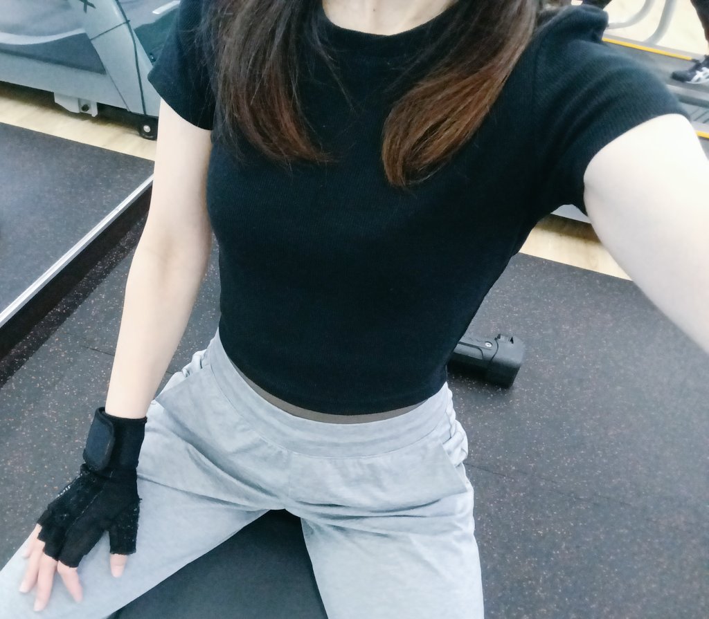 maimai_8686's tweet image. スクワットほんの少しプレートを添えて…
25kgで汗ぶわぁ💦笑
頭痛もきた🥹

10分ピラティスは２日目
ピラティスの方が筋肉痛キツイって😂

#10分ピラティス
#Day2