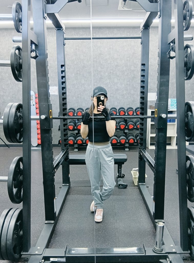 maimai_8686's tweet image. スクワットほんの少しプレートを添えて…
25kgで汗ぶわぁ💦笑
頭痛もきた🥹

10分ピラティスは２日目
ピラティスの方が筋肉痛キツイって😂

#10分ピラティス
#Day2