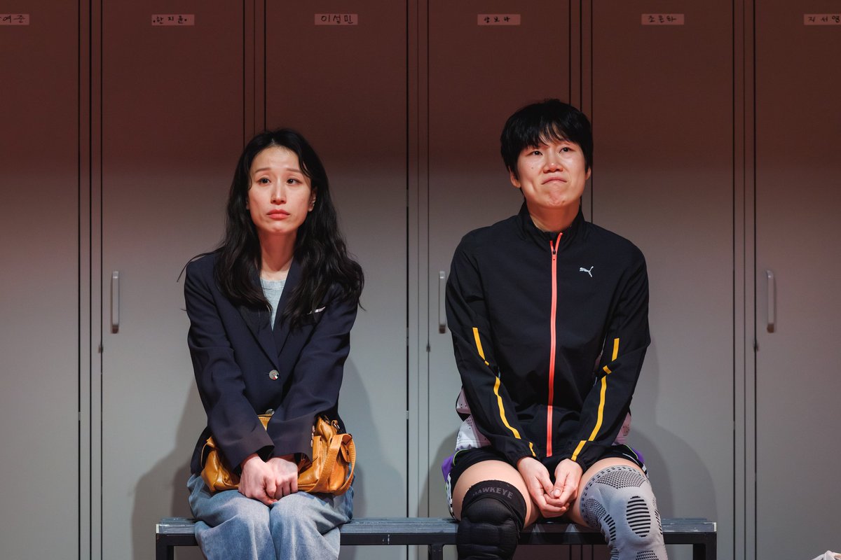 theatre_Y_play's tweet photo. 24년도 여름부터 시작된 여정에는 많은 이들의 노력과 시간이 쌓였고,
배구를 무대에서 구현하기 위한 섭외 시작단계부터 쉽지 않은 시간이었지만,
모두가 각자의 자리에서 최선의 것들을 내어주었습니다.

연극 <디사이딩 세트>를 쌓아올린 모든 창작자들과,
사랑해주신 관객 분들께 감사드립니다. https://t.co/k3u0mKRSkN