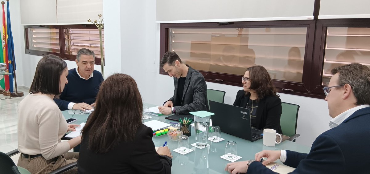 ToronjoJesus's tweet photo. Hemos mantenido una reunión de trabajo con el equipo que gestiona el servicio de atención a mujeres contratadas en origen.
Un proyecto orientado al apoyo sociolaboral a estas mujeres durante su estancia en la provincia de Huelva . https://t.co/eFTEcVUJZ4