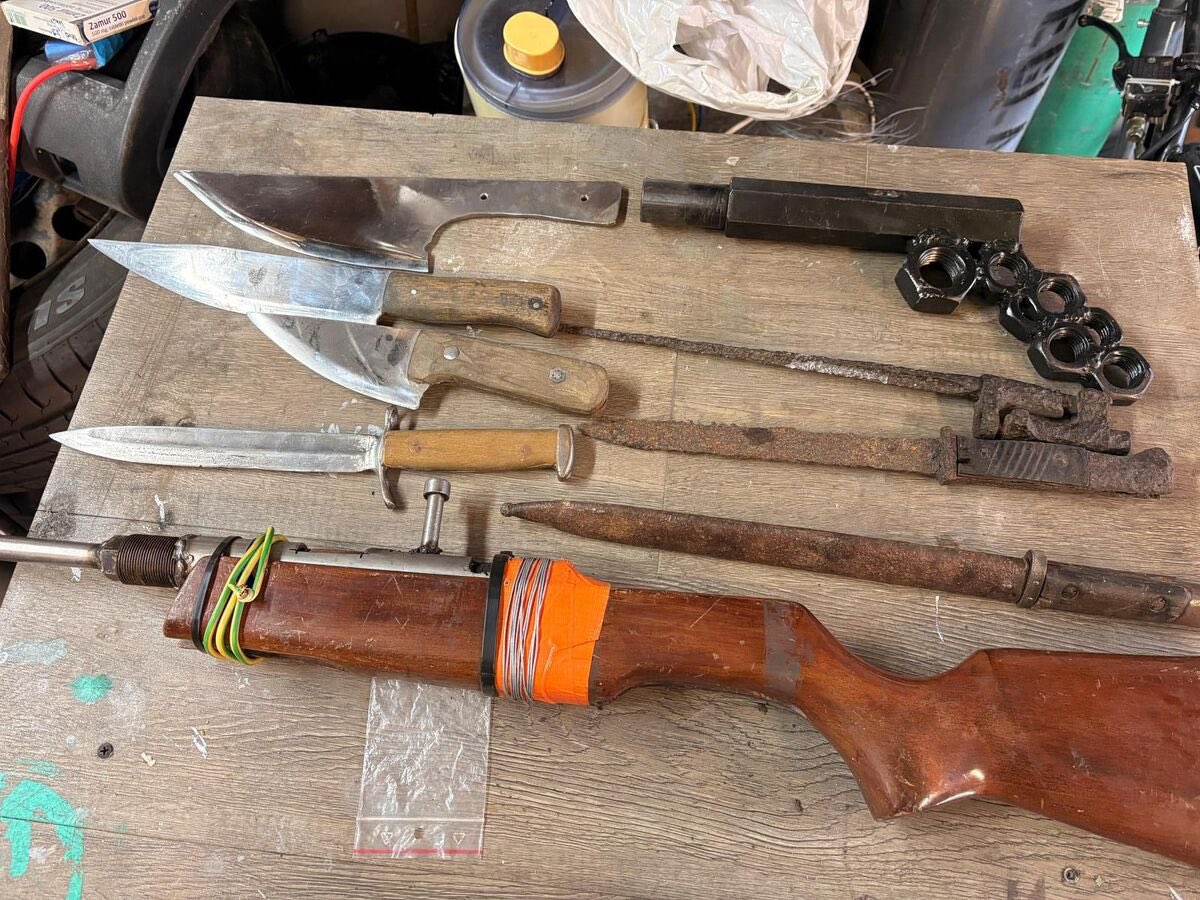 Wrocław: policja zatrzymała 39latka za detonację ładunku wybuchowego i robienie broni palnej. - Mężczyzna był niebezpieczny ale na ten moment postępowania działał sam, tłumaczył że dla zabawy - przekazuje dolnośląską komenda. 39latek został tymczasowo aresztowany  <a href="/RadioZET_NEWS/">Radio ZET NEWS</a>