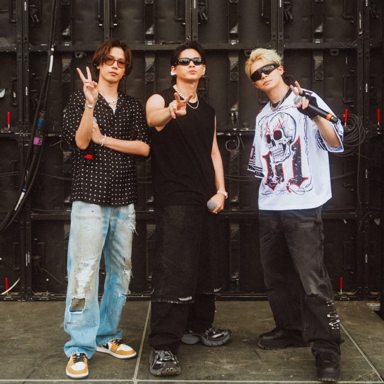 THRJapan's tweet photo. 🔥世界が注目する3人

Number_i
海外インタビューで明かした
「ブレない軸」とは？
“音楽は国境を越える”
その言葉の真意とは👇
https://t.co/smspWsSTzy https://t.co/Rf4S2wV1rw