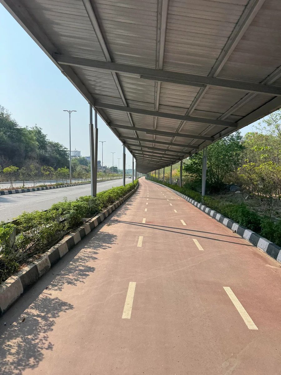 IndianTechGuide's tweet image. Why can't the whole of Hyderabad have such a cycle track?