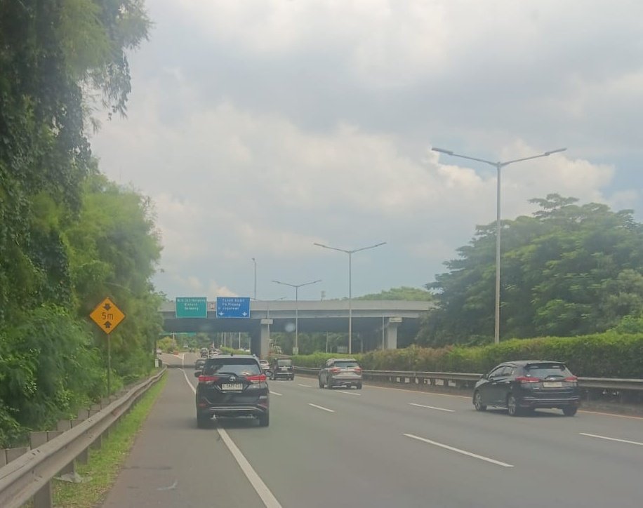 MLJ_info's tweet photo. #InfoTolJorrW2U #InfoTol #Jorrw2u 15.00 WIB Lalu lintas dari Meruya menuju Simpang Susun Ulujami terpantau ramai lancar arah sebaliknya juga ramai lancar, cuaca cerah; Tetap tertib berkendara, Pastikan uang elektronik anda cukup.
@RadioElshinta

@SonoraFM92 https://t.co/bziFprUtzg