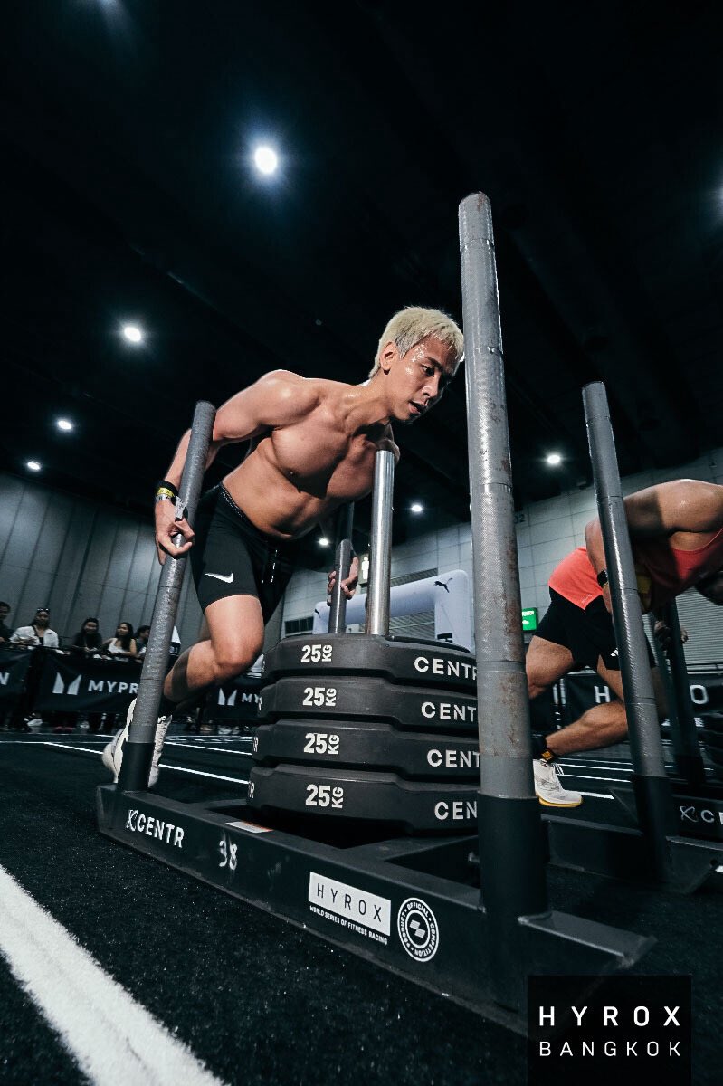 newsscalaa's tweet image. “เซน Paper Planes” โชว์ฟิต!! ลงแข่ง HYROX ครั้งแรก จบเวลา 1:48 ชั่วโมง แฟนๆ แห่แซว หล่อแล้วยังแกร่งอีก!

 #PaperPlanes #เซนPaperPlanes #HYROXTHAILAND2026 

อ่านข่าวต่อ : facebook.com/share/1DMTygCS…

เรียกว่าทำเอาโซเชียลสะเทือนอีกแล้ว เมื่อ “เซน” หนึ่งในสมาชิกวง Paper Planes