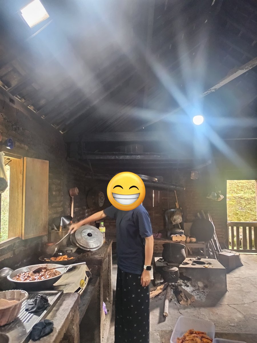 Gue dikampung juga, kalo masak yang gede-gede pake pawon, yang nyalain bapak gue wkwkwk

Di sini alhamdulillah air melimpah banget, karena air gunung jadi seger banget buat mandi. Minusnya nyucinya manual, padahal di Jakarta nyuci baju pake mesin dan yg nyuci adek gue yang cowo
