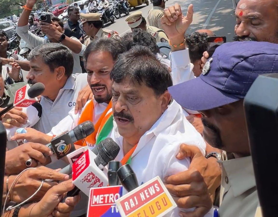 Raviyadav_bjp's tweet photo. అసెంబ్లీ ముట్టడిలో పాల్గొన్న రవికుమార్ యాదవ్ గారు, బీజేపీ రాష్ట్ర అధ్యక్షుడు ఎన్. రామ్చందర్ రావు పిలుపుతో కాంగ్రెస్ ప్రభుత్వ అవినీతి, అరాచక పాలనపై నిరసన వ్యక్తం చేశారు.
#AssemblySiege #BJPTelangana #RaviKumarYadav #RamchanderRao #CongressFailures #BJPProtest #TelanganaPolitics https://t.co/2vPMOcddKa