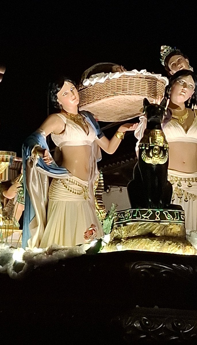 KikeGutierre's tweet photo. El estudio del vestuario histórico para un adorno es vital. Fuera de contexto, lo que hay allí es un par de bailarinas modernas.
Si la apuesta era hacer del adorno un poster de sensualidad barata, está logrado. https://t.co/f8p8ofIR31