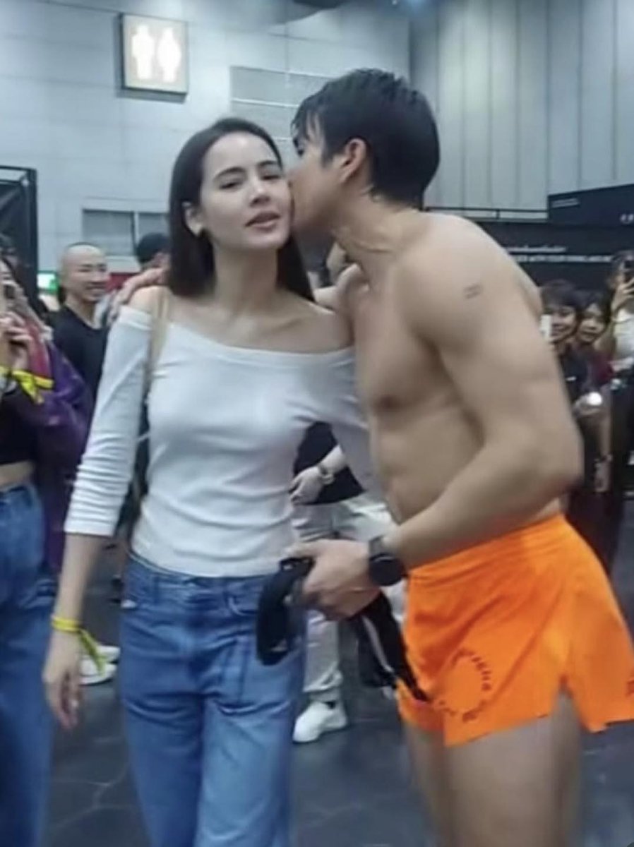 ทำดีแบบนี้ ก็มีรางวัลให้เลย กับการเติมจุ๊บจากว่าที่ภรรยา #ญาญ่าอุรัสยา ที่มาเชียร์ติดขอบสนาม ลุ้นแบบช็อตต่อช็อตไปเลย  

Cr. IG kugimiyas  
#ณเดชน์คูกิมิยะ #ณเดชน์ญาญ่า 
#ข่าวบันเทิง #gossipstar