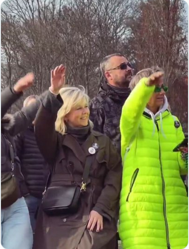 Jana Suchy tweet media