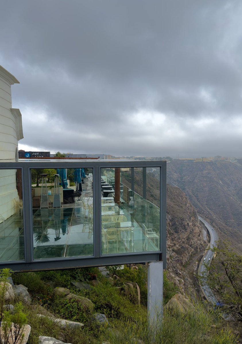 كل ما كتبت أبها نشَت فوق الأوراق
سحابةٍ وابتّل في الصدر معلوق❣️