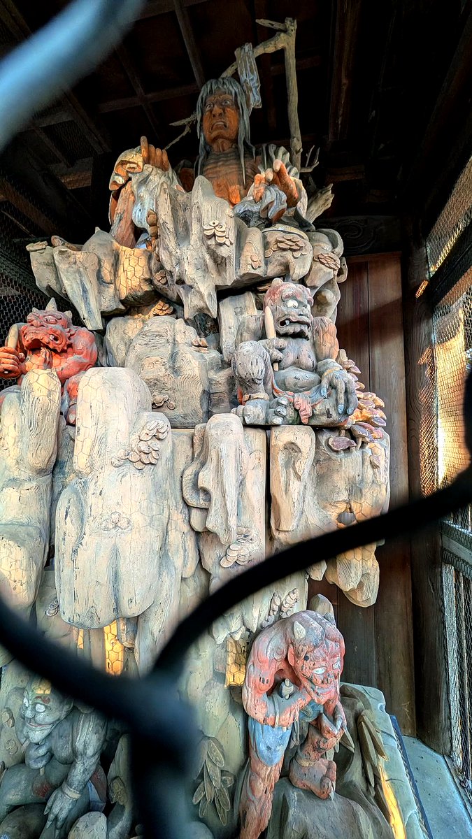 山門裏の奇想  

府中市の高安寺。
 歴史も由緒も深い名刹らしいのだが、山門裏に驚くべき奉納物が安置されていた。 
巨樹の丸太を彫り抜いて（？）配された地獄の鬼（獄卒）らの上に君臨する奪衣婆像。  

見たことのないモチーフ。 幕末明治の彫師らの彫技と奇想が際立つ作品。

#東京異界めぐり