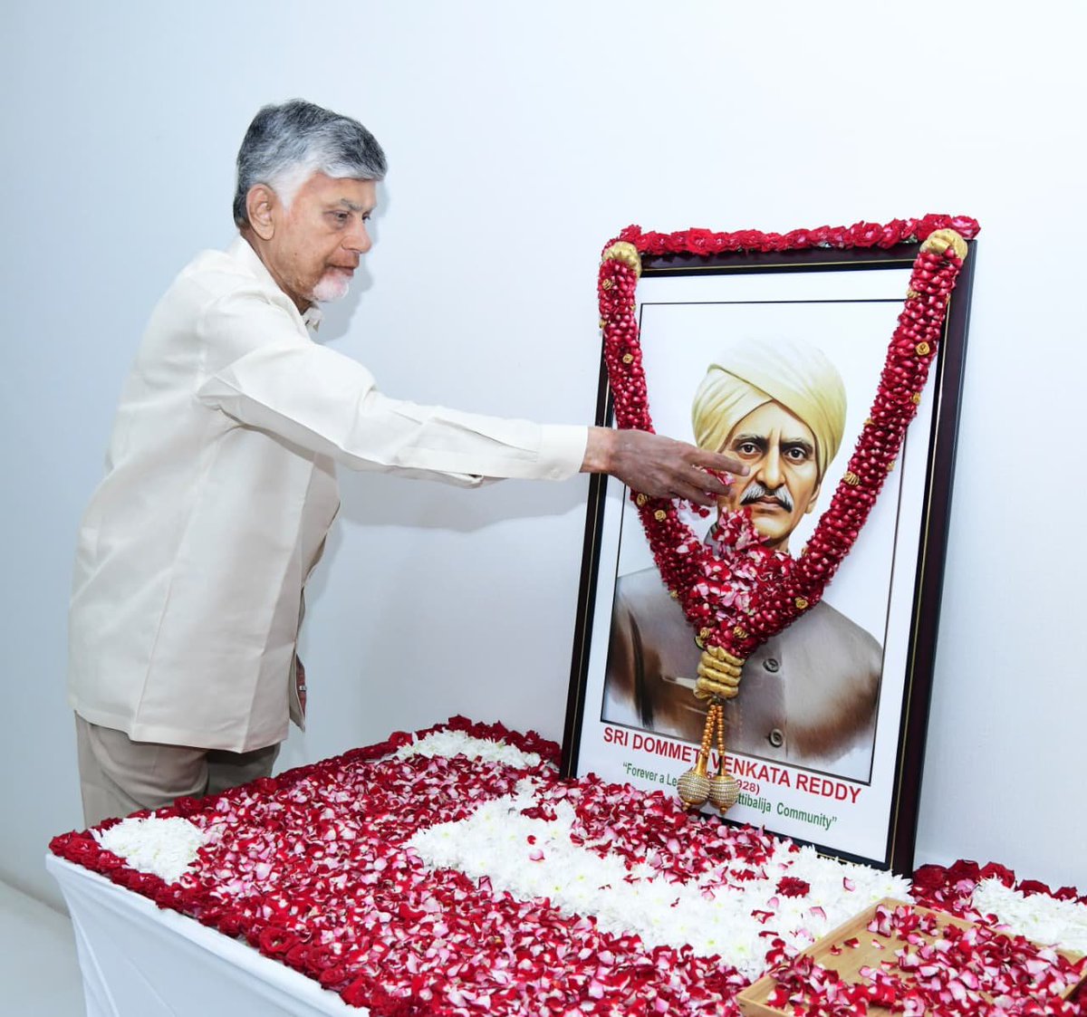 SkyCMedia's tweet photo. శెట్టిబలిజ సంక్షేమ సంఘ స్థాపకులు దొమ్మేటి వెంకటరెడ్డి జయంతి సందర్భంగా ఆయన చిత్రపటానికి నివాళులు అర్పించిన సీఎం చంద్రబాబు
బలహీన వర్గాల ఆత్మగౌరవ జ్యోతి వెలిగించిన మహనీయుడు దొమ్మేటి అని కొనియాడిన సీఎం
#DommetiVenkataReddy #ChandrababuNaidu #SettiBalija #APCM #BCWelfare #JayanthiUtsav #AndhraPradesh