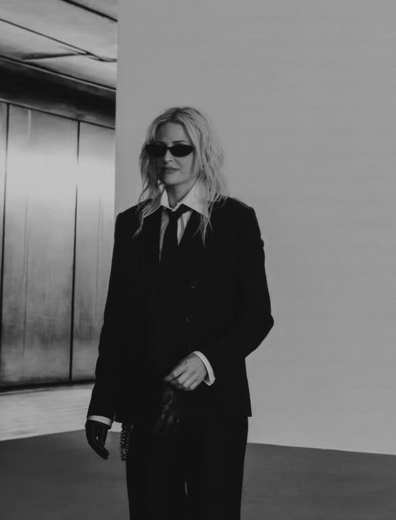 eimwsilh's tweet photo. Suits look better on women https://t.co/N89DWwhZJV