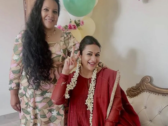 Onlinetadka's tweet image. गोद भराई में दुल्हन की तरह सजीं प्रेग्नेंट दिव्यांका त्रिपाठी, दोस्तों और पति संग की जमकर मस्ती, देखें बेबी शॉवर की तस्वीरें
 #DivyankaTripathi #BabyShower #GodhBharai #MomToBe #PregnancyGlow #TVActress