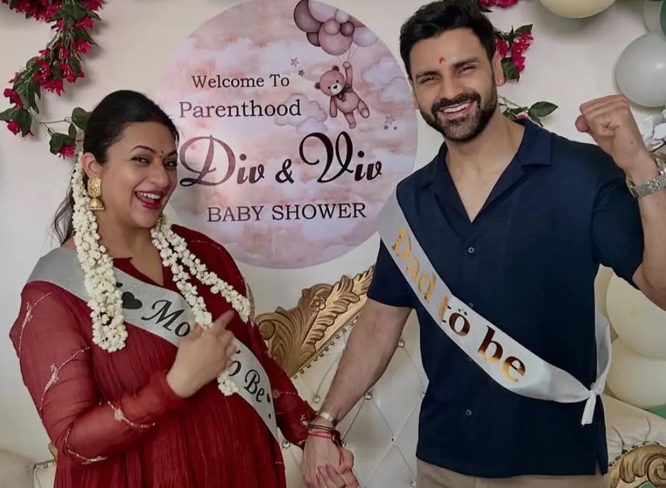 Onlinetadka's tweet image. गोद भराई में दुल्हन की तरह सजीं प्रेग्नेंट दिव्यांका त्रिपाठी, दोस्तों और पति संग की जमकर मस्ती, देखें बेबी शॉवर की तस्वीरें
 #DivyankaTripathi #BabyShower #GodhBharai #MomToBe #PregnancyGlow #TVActress