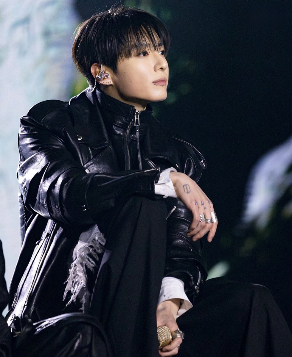 Agaffeine's tweet photo. BTS jungkook rings
Jungkook wearing @agaffeine rings on NETFLIX LIVE.
PHOTO. BIGHIT MUSIC AND NETFLIX
#bts #netflixlive #arirang #BTS_ARİRANG #bts_jungkook_rings
@BTS_twt @bts_bighit @BTS_jp_official @_BTSMoments_ @Peaches_BTS https://t.co/oFtvvRtmN0