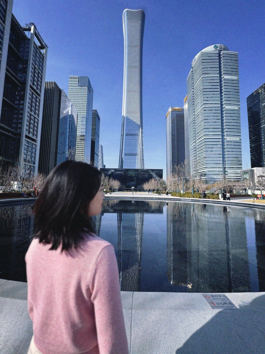 mmMonicaZhang's tweet image. Hello from Beijing.

Not lost. Just looking ahead.

Some stories are better told from behind — where the horizon still holds all the answers. 🌅

#HelloFromBeijing #LookingAhead #BackView #PoeticMoment #CityDreams #OnMyWay