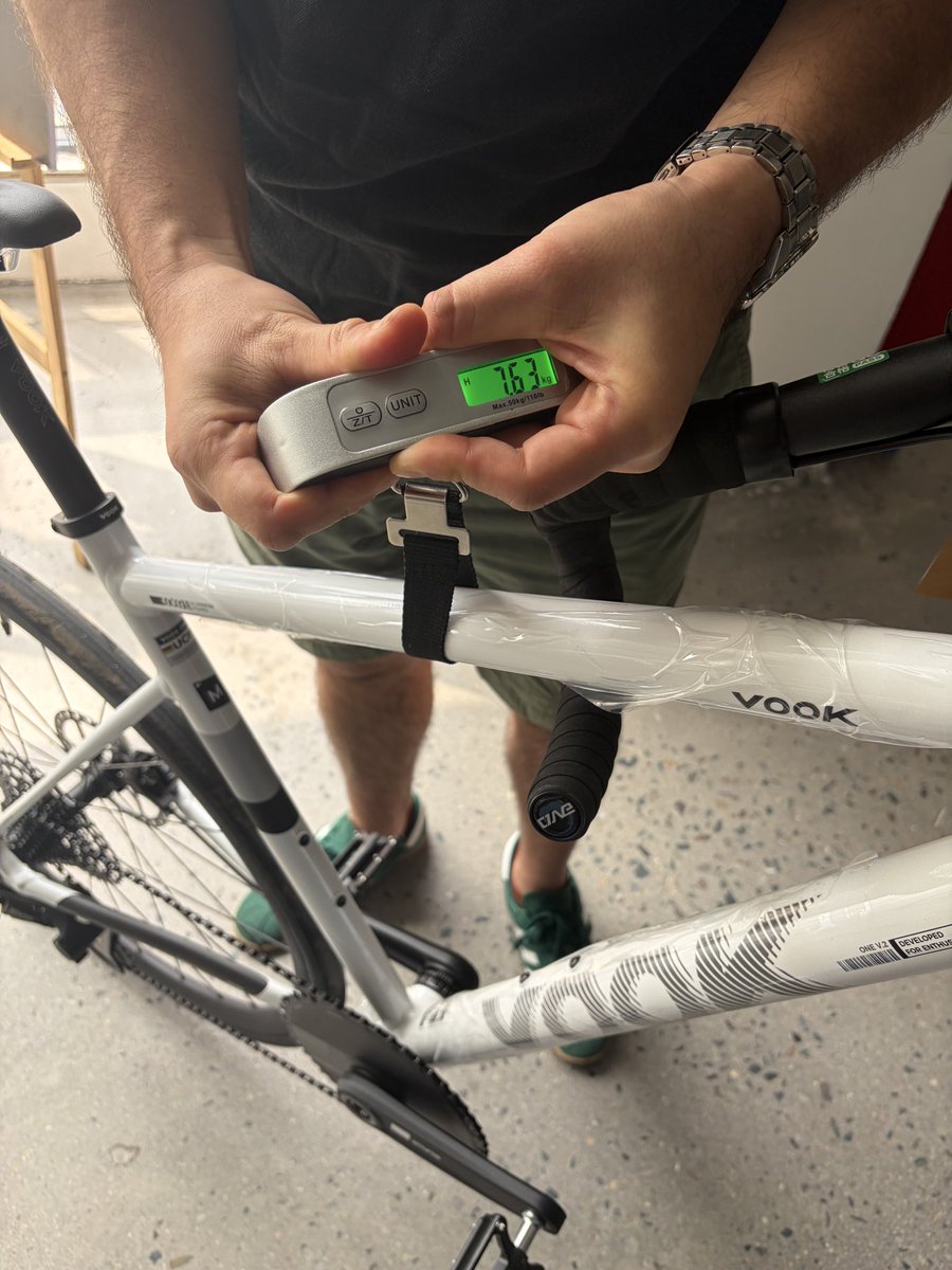 pimp712's tweet photo. ロードバイク界隈　　俺は広州で中華カーボン工場視察　　　　センサsensah13速の最新コンポ　　、間違いなくミドル以下の市場を掻っ攫うと確信、　　懸念点は耐久性能の実装だけです。　　#vook #中華製品　#sensah #順秦13速 https://t.co/ncRDTQTKxA